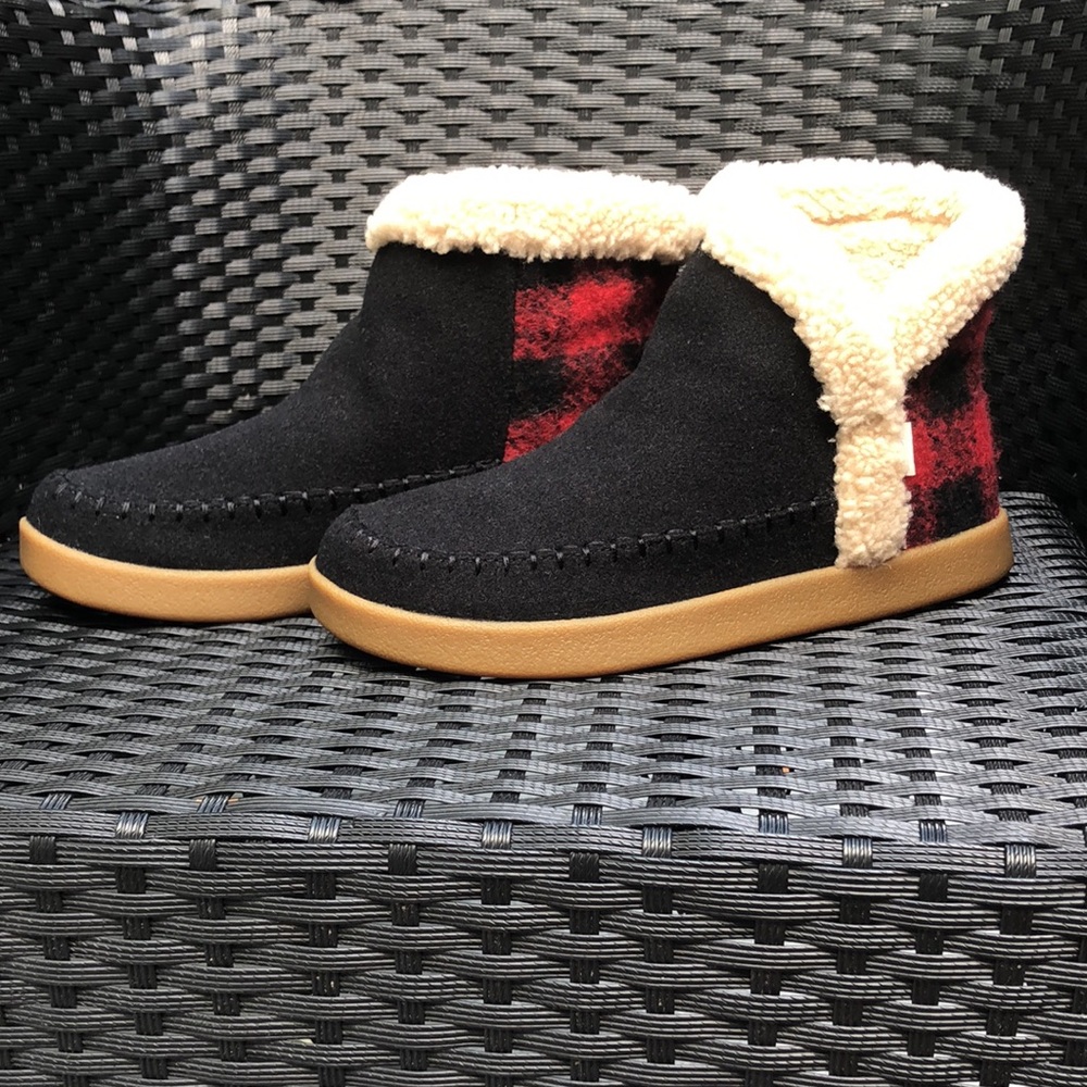 Sanuk plaid ankle boots made in Vietnam